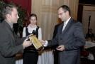 Zástupca spoločnosti Median SK Jindřich Bardon odovzdáva ocenenie na galavečere Zlatej mince 2008.jpg